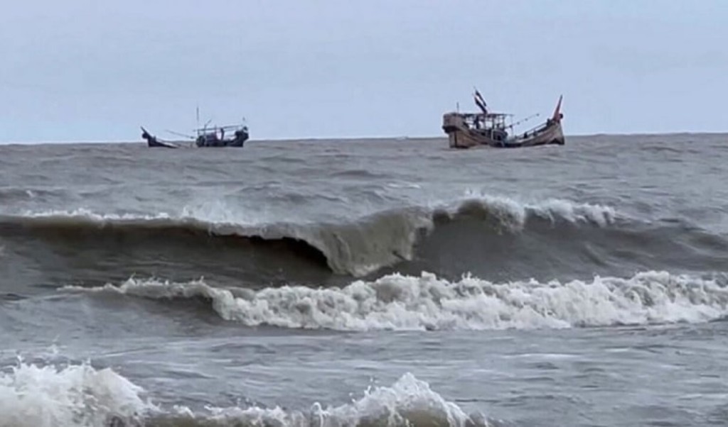 বঙ্গোপসাগরে লঘুচাপ, ঘূর্ণিঝড়ের আশঙ্কা 3 বঙ্গোপসাগরে লঘুচাপ ঘূর্ণিঝড়ের আশঙ্কা 1761299981 বঙ্গোপসাগরে লঘুচাপ, ঘূর্ণিঝড়ের আশঙ্কা