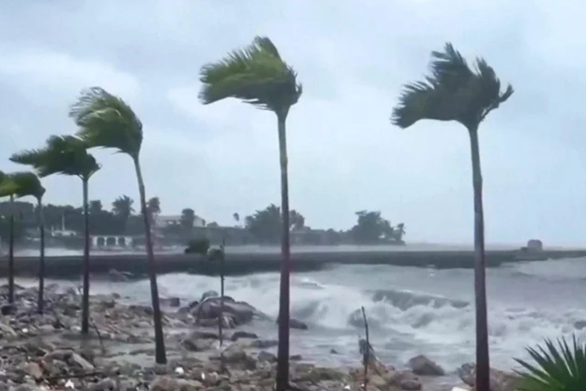 হ্যারিকেন মেলিসা: বছরের সবচেয়ে শক্তিশালী ঝড়ের প্রভাব উপকূলে, প্রাণহানি ৩