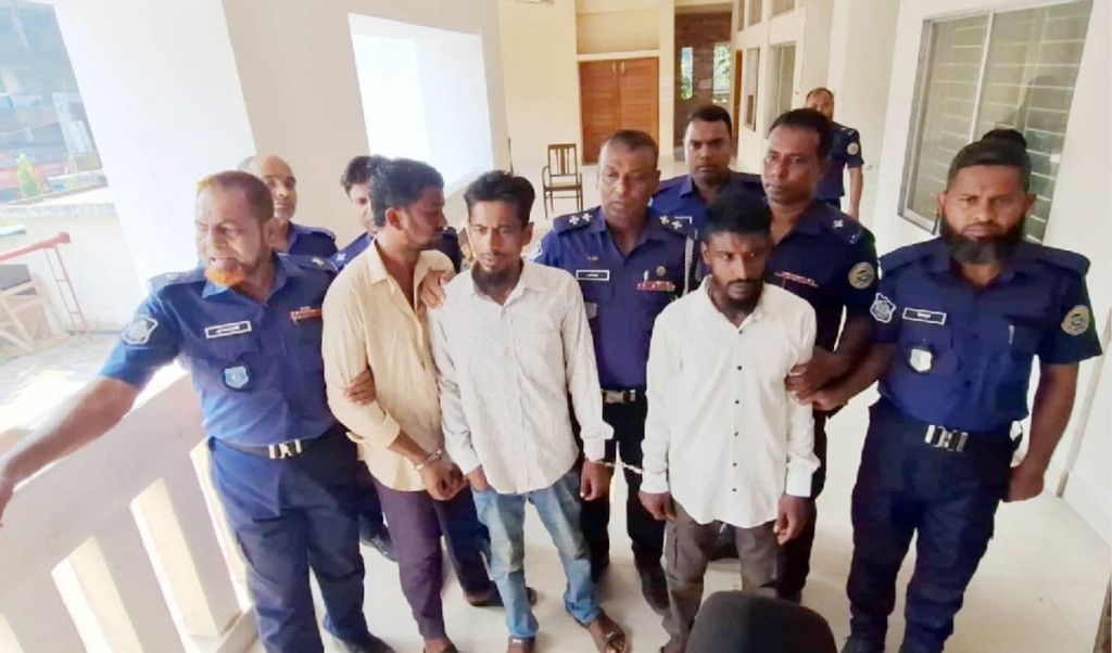 বরিশালে গৃহবধূকে দলবদ্ধ ধর্ষণের দায়ে ৪ জনের মৃত্যুদণ্ড 4 বরিশালে গৃহবধূকে দলবদ্ধ ধর্ষণের দায়ে ৪ জনের মৃত্যুদণ্ড 1761487581 বরিশালে গৃহবধূকে দলবদ্ধ ধর্ষণের দায়ে ৪ জনের মৃত্যুদণ্ড