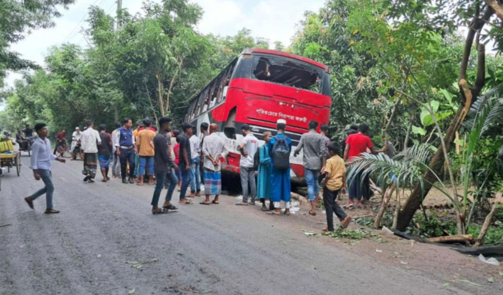 বাগেরহাটে বাসচাপায় নিহত শিক্ষক, শিক্ষার্থীদের সড়ক অবরোধ 4 বাগেরহাটে বাসচাপায় নিহত শিক্ষক শিক্ষার্থীদের সড়ক অবরোধ 1759908741 বাগেরহাটে বাসচাপায় নিহত শিক্ষক, শিক্ষার্থীদের সড়ক অবরোধ