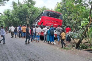 বাগেরহাটে বাসচাপায় নিহত শিক্ষক, শিক্ষার্থীদের সড়ক অবরোধ