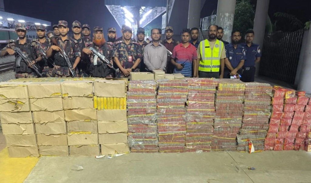 ট্রেন থেকে কোটি টাকার ভারতীয় বাজি আটক 3 বাজি আটক 1759305714 ট্রেন থেকে কোটি টাকার ভারতীয় বাজি আটক