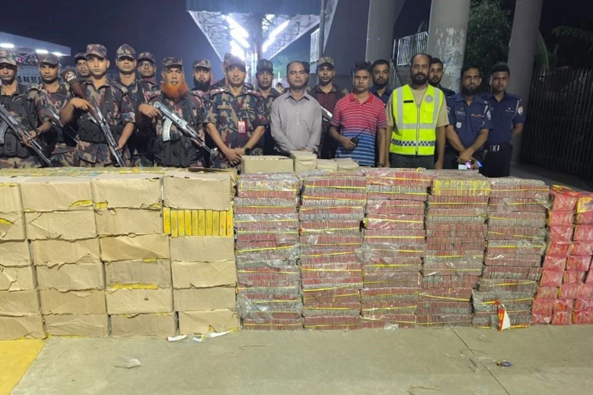ট্রেন থেকে কোটি টাকার ভারতীয় বাজি আটক