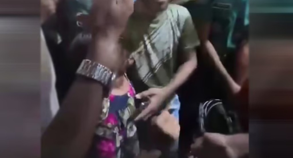 বাবাকে পুলিশ ধরে নিয়ে যাওয়ার সময় কাঁদতে থাকা শিশুকে চড় 3 বাবাকে পুলিশ ধরে নিয়ে যাওয়ার সময় কাঁদতে থাকা শিশুকে চড় 1761400433 বাবাকে পুলিশ ধরে নিয়ে যাওয়ার সময় কাঁদতে থাকা শিশুকে চড়
