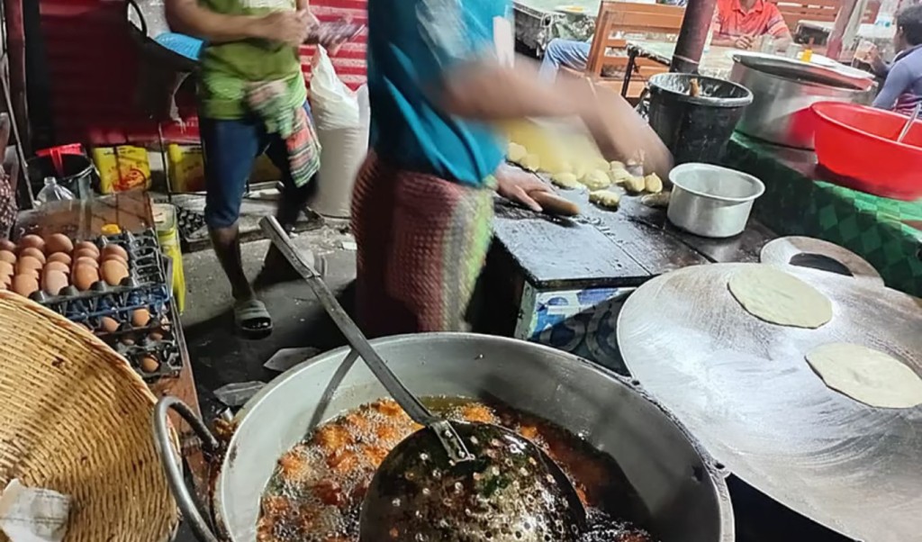 বারবার ব্যবহৃত তেলে ভাজা শিঙারা-সমুচা: স্বাস্থ্যঝুঁকি কতখানি? 3 বারবার ব্যবহৃত তেলে ভাজা শিঙারা সমুচা 1760593984 বারবার ব্যবহৃত তেলে ভাজা শিঙারা-সমুচা: স্বাস্থ্যঝুঁকি কতখানি?