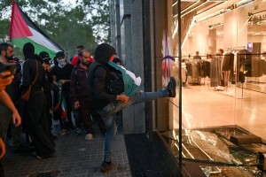 বার্সেলোনায় ফিলিস্তিনপন্থি মিছিলে সংঘর্ষে ২০ পুলিশ আহত, আটক ৮