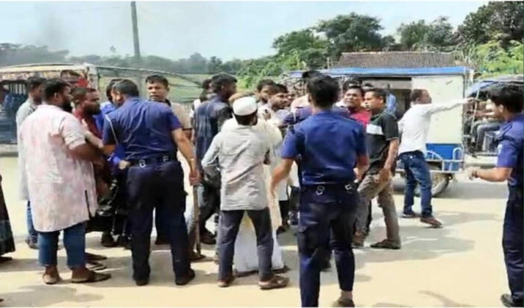 বালুর ট্রাক ছিনিয়ে নিতে পুলিশের ওপর শ্রমিকদের হামলা, ৫ জন আহত 3 বালুর ট্রাক ছিনিয়ে নিতে পুলিশের শ্রমিকদের হামলা ৫ জন আহত 1759674407 বালুর ট্রাক ছিনিয়ে নিতে পুলিশের ওপর শ্রমিকদের হামলা, ৫ জন আহত