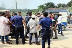 বালুর ট্রাক ছিনিয়ে নিতে পুলিশের ওপর শ্রমিকদের হামলা, ৫ জন আহত