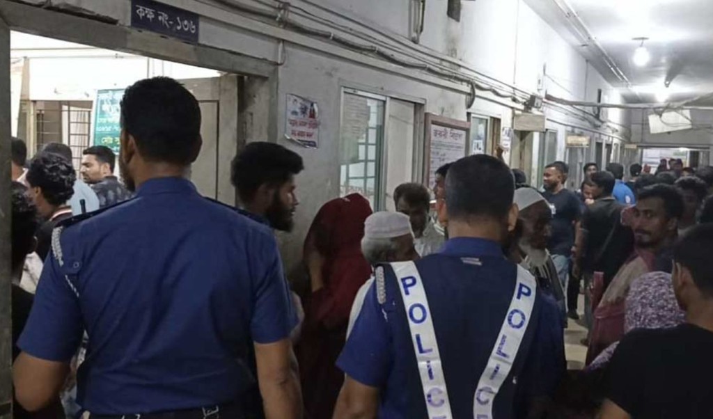 বাস কাউন্টার দখল নিয়ে দুপক্ষের সংঘর্ষে আহত ২৫ 4 বাস কাউন্টার দখল নিয়ে দুপক্ষের সংঘর্ষে আহত ২৫ 1760594600 বাস কাউন্টার দখল নিয়ে দুপক্ষের সংঘর্ষে আহত ২৫