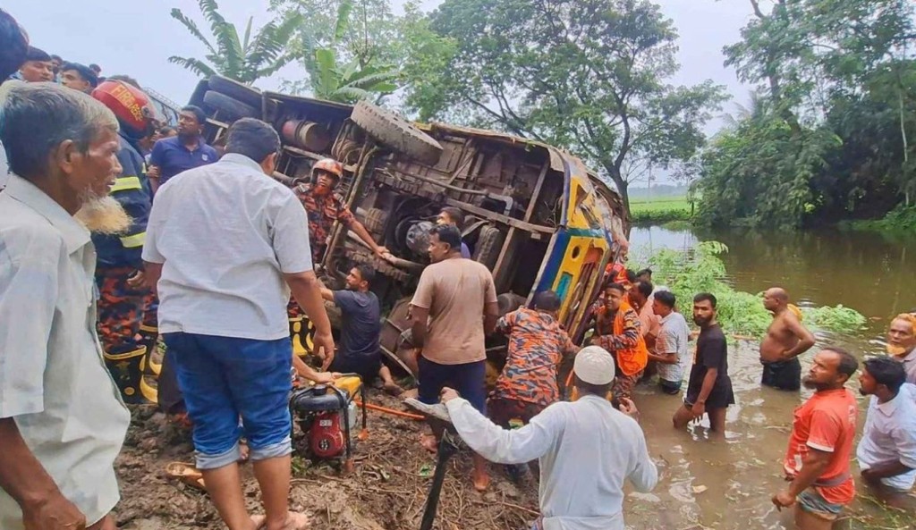 বাস-ট্রাক মুখোমুখি সংঘর্ষে শিশুসহ আহত ১৫ 4 বাস ট্রাক মুখোমুখি সংঘর্ষে শিশুসহ আহত ১৫ 1760107024 বাস-ট্রাক মুখোমুখি সংঘর্ষে শিশুসহ আহত ১৫