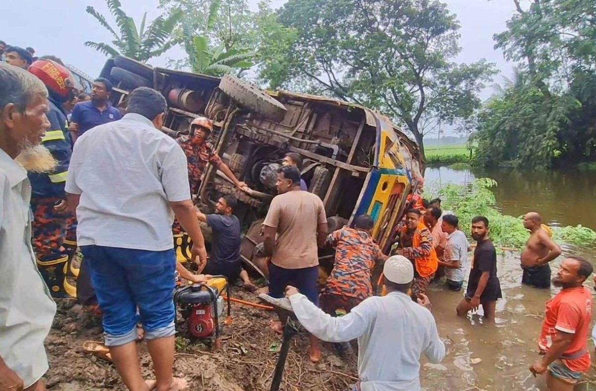 বাস-ট্রাক মুখোমুখি সংঘর্ষে শিশুসহ আহত ১৫