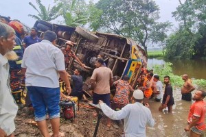 বাস-ট্রাক মুখোমুখি সংঘর্ষে শিশুসহ আহত ১৫