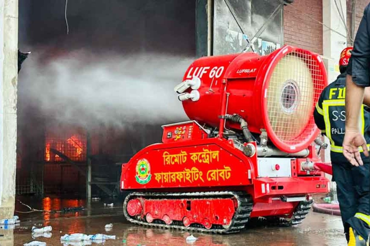 বিমানবন্দরে আগুন নেভাতে রিমোট কন্ট্রোল ফায়ার ফাইটিং রোবট