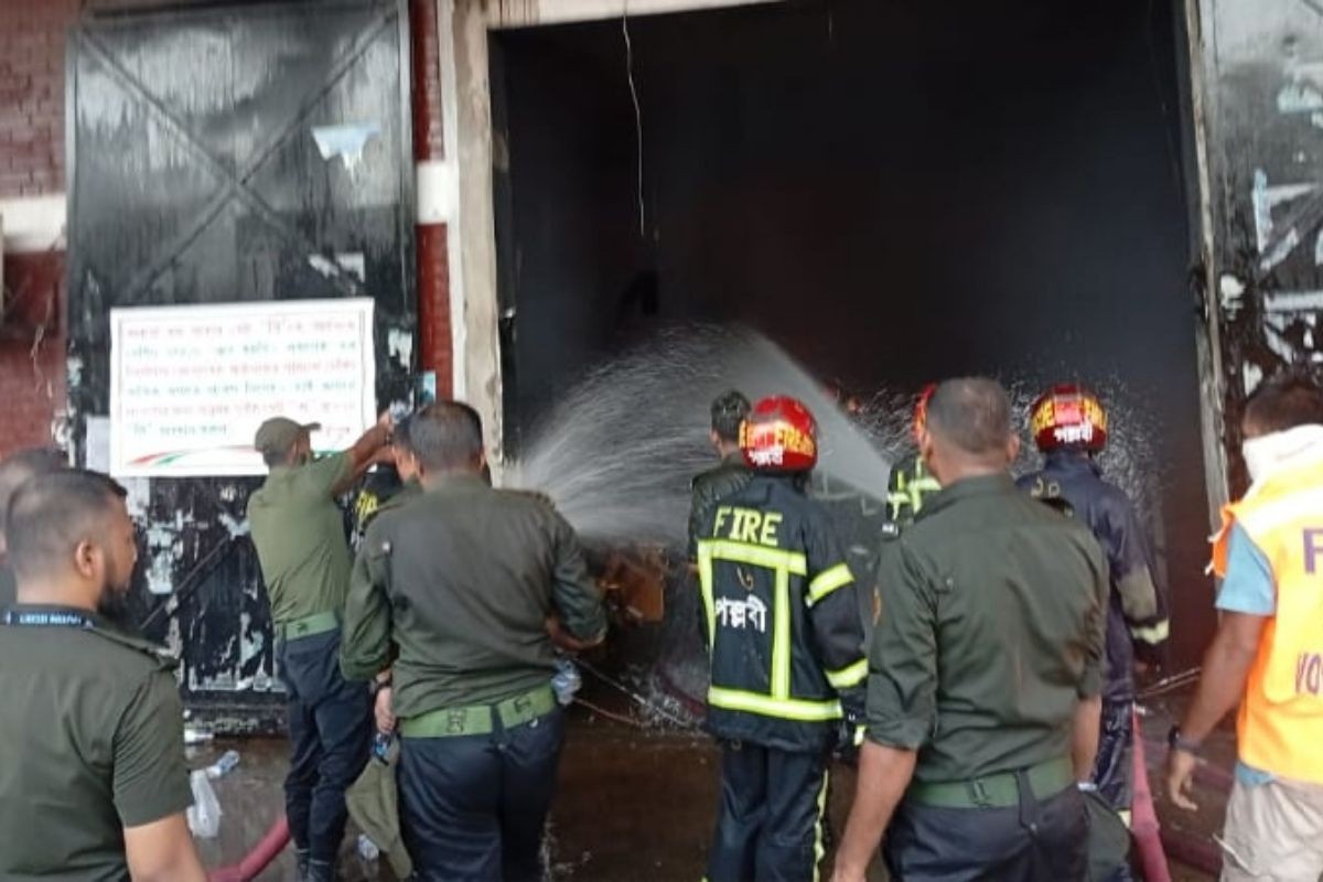 বিমানবন্দরে আগুন: ১৭ আনসার সদস্য আহত