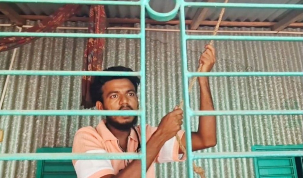 বিয়ের দাবিতে দড়ি নিয়ে প্রেমিকার বাড়িতে যুবকের অনশন 4 বিয়ের দাবিতে দড়ি নিয়ে প্রেমিকার বাড়িতে যুবকের অনশন 1761137053 বিয়ের দাবিতে দড়ি নিয়ে প্রেমিকার বাড়িতে যুবকের অনশন
