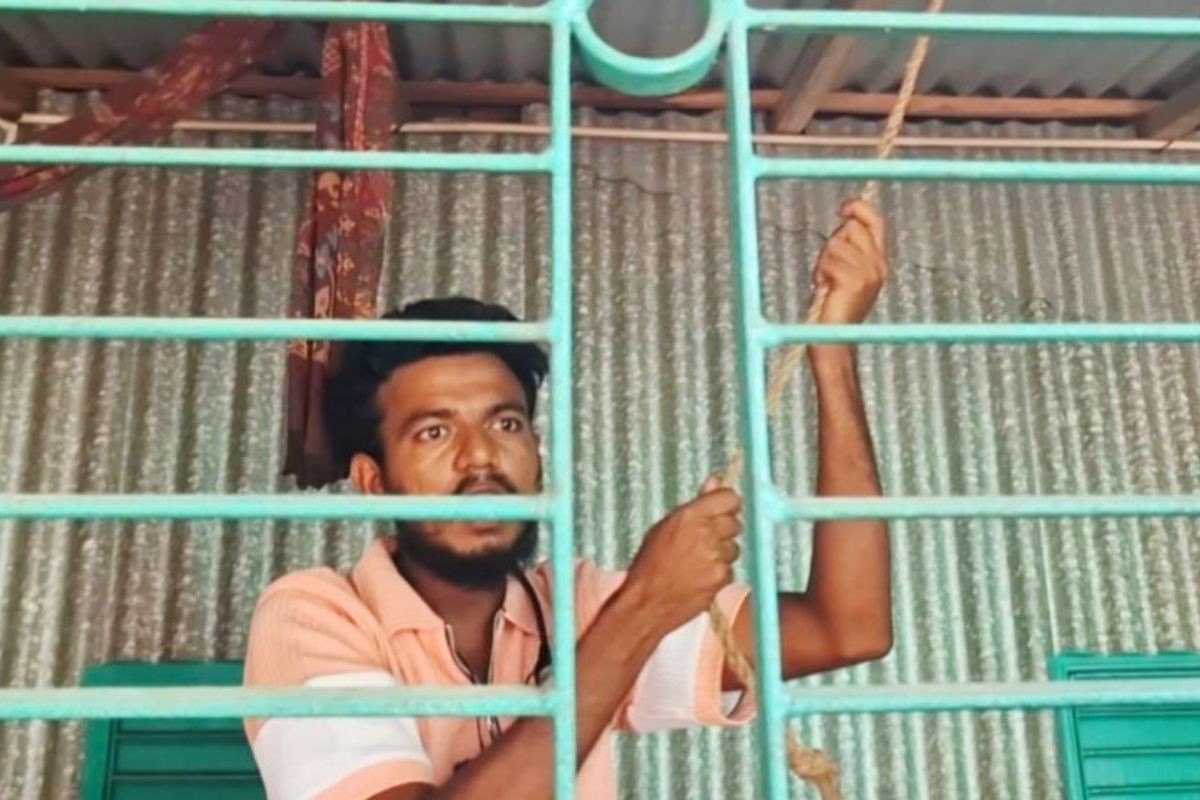 বিয়ের দাবিতে দড়ি নিয়ে প্রেমিকার বাড়িতে যুবকের অনশন
