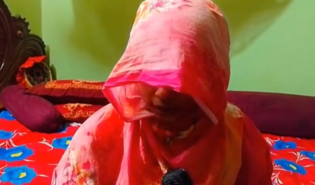 বিয়ের দাবিতে ভাতিজার বাড়িতে অনশনে চাচি, পালালেন ভাতিজা 4 বিয়ের দাবিতে ভাতিজার বাড়িতে অনশনে চাচি পালালেন ভাতিজা 1761220144 বিয়ের দাবিতে ভাতিজার বাড়িতে অনশনে চাচি, পালালেন ভাতিজা