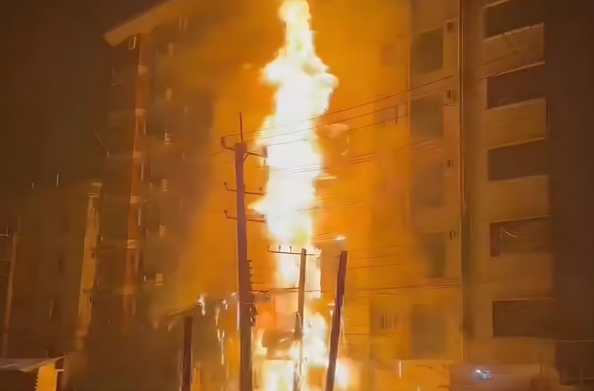 বৈদ্যুতিক ট্রান্সফরমার বিস্ফোরণে ভবনে ভয়াবহ আগুন