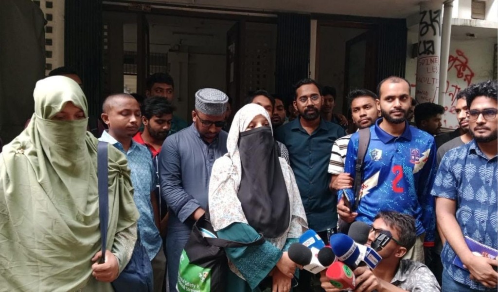 বোরকা পরায় ঢাবি শিক্ষার্থীকে ‘থুতু’ নিক্ষেপ ও হেনস্তার অভিযোগ 3 বোরকা পরায় ঢাবি শিক্ষার্থীকে ‘থুতু নিক্ষেপ ও হেনস্তার অভিযোগ 1761834287 বোরকা পরায় ঢাবি শিক্ষার্থীকে ‘থুতু’ নিক্ষেপ ও হেনস্তার অভিযোগ