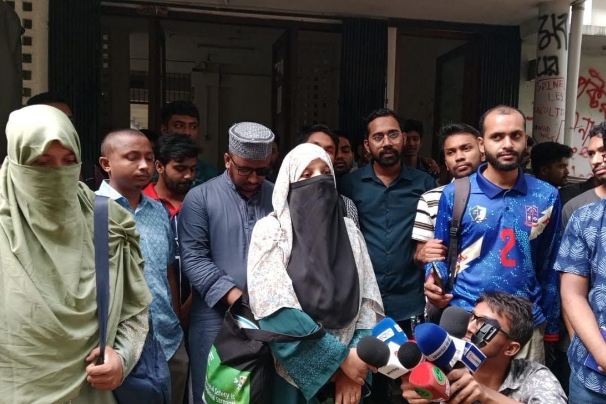 বোরকা পরায় ঢাবি শিক্ষার্থীকে ‘থুতু’ নিক্ষেপ ও হেনস্তার অভিযোগ