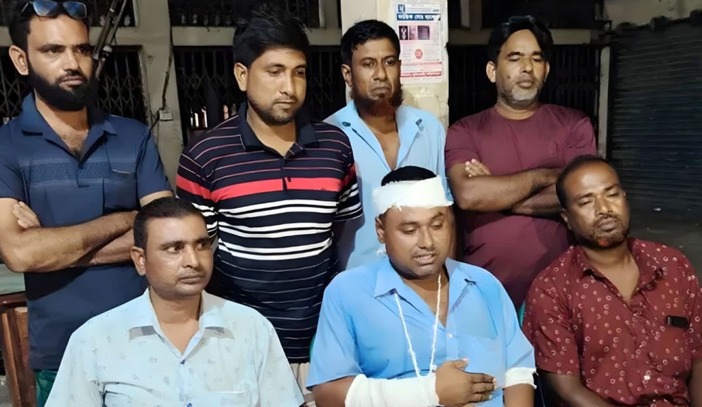 ব্যবসায়ীকে মারধর করে টাকা-ফোন ছিনিয়ে নিলো ছাত্রদল নেতা 3 ব্যবসায়ীকে মারধর করে টাকা ফোন ছিনিয়ে নিলো ছাত্রদল নেতা 1760109888 ব্যবসায়ীকে মারধর করে টাকা-ফোন ছিনিয়ে নিলো ছাত্রদল নেতা