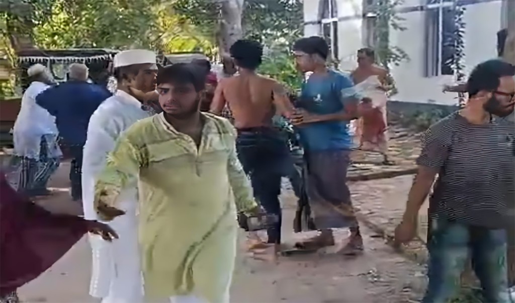 ব্রাহ্মণবাড়িয়ায় মসজিদের অজুখানা নিয়ে সংঘর্ষ, আহত ২০ 4 ব্রাহ্মণবাড়িয়ায় মসজিদের অজুখানা নিয়ে সংঘর্ষ আহত ২০ 1761031639 ব্রাহ্মণবাড়িয়ায় মসজিদের অজুখানা নিয়ে সংঘর্ষ, আহত ২০
