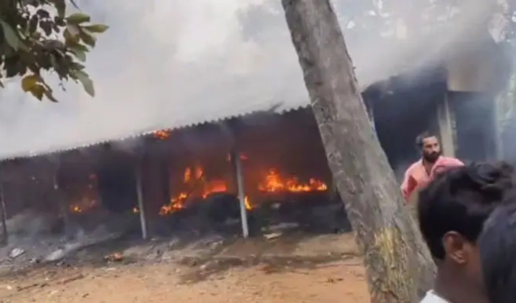 ভারতে আতশবাজি কারখানায় ভয়াবহ বিস্ফোরণ, নিহত ৬ 4 ভারতে আতশবাজি কারখানায় ভয়াবহ বিস্ফোরণ নিহত ৬ 1759926559 ভারতে আতশবাজি কারখানায় ভয়াবহ বিস্ফোরণ, নিহত ৬