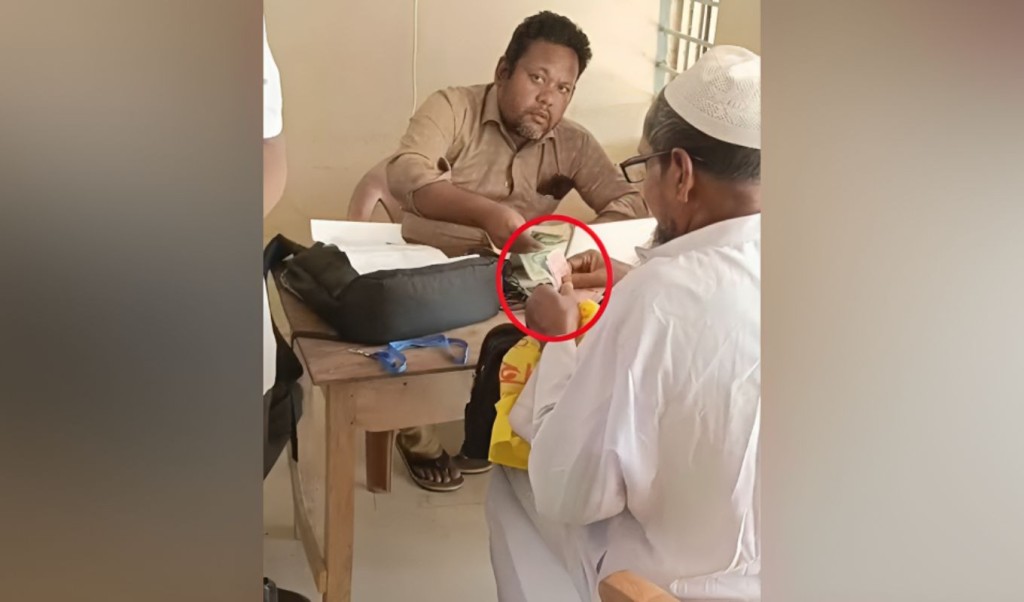 ভূমি অফিসে দরাদরি করে ঘুষ গ্রহণের ভিডিও ভাইরাল 3 ভূমি অফিসে দরাদরি করে ঘুষ গ্রহণের ভিডিও ভাইরাল 1760858676 ভূমি অফিসে দরাদরি করে ঘুষ গ্রহণের ভিডিও ভাইরাল