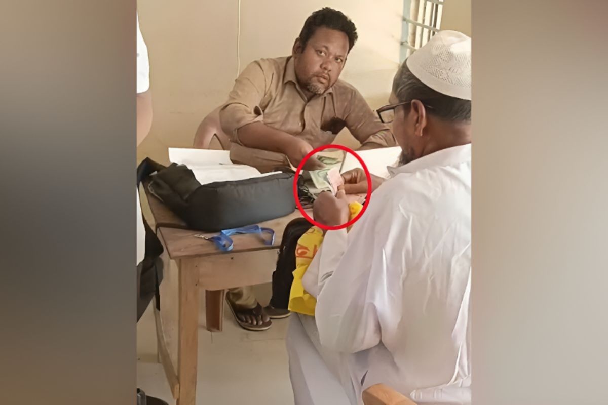 ভূমি অফিসে দরাদরি করে ঘুষ গ্রহণের ভিডিও ভাইরাল