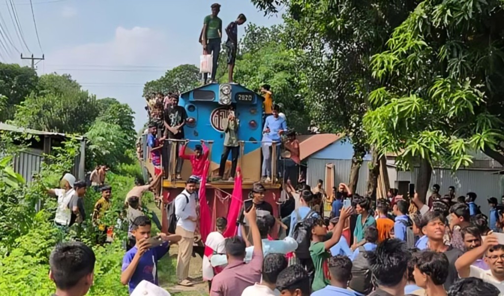 ভৈরবকে জেলা ঘোষণার দাবিতে ট্রেন অবরোধ ও বিক্ষোভ 4 ভৈরবকে জেলা ঘোষণার দাবিতে ট্রেন অবরোধ ও বিক্ষোভ 1760587386 ভৈরবকে জেলা ঘোষণার দাবিতে ট্রেন অবরোধ ও বিক্ষোভ