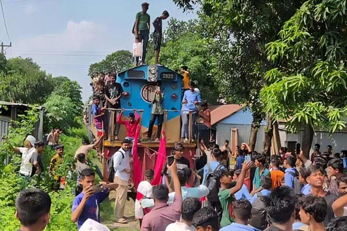 ভৈরবকে জেলা ঘোষণার দাবিতে ট্রেন অবরোধ ও বিক্ষোভ
