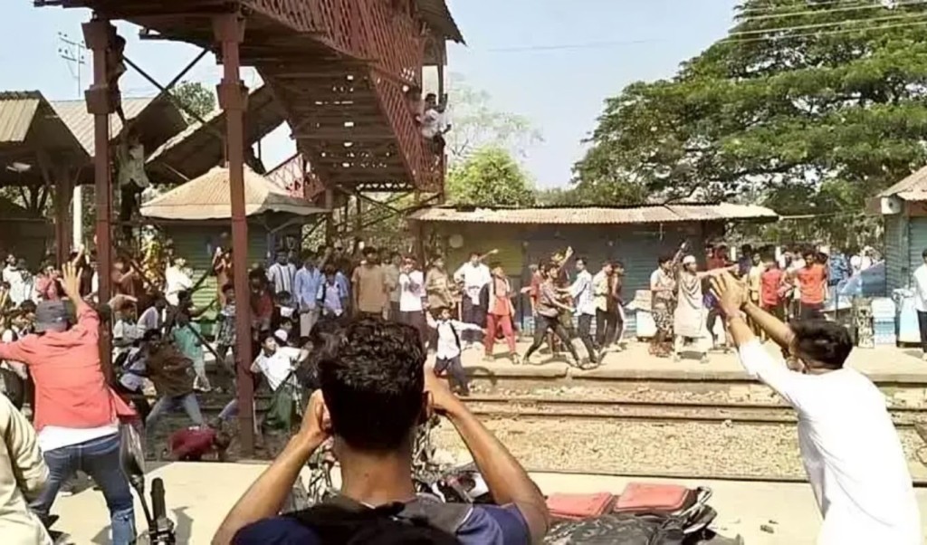 ভৈরবে ট্রেনে হামলার ঘটনায় ১৫০ জনকে আসামি করে মামলা, আটক ৩ 4 ভৈরবে ট্রেনে হামলার ঘটনায় ১৫০ জনকে আসামি করে মামলা আটক ৩ 1761640228 ভৈরবে ট্রেনে হামলার ঘটনায় ১৫০ জনকে আসামি করে মামলা, আটক ৩