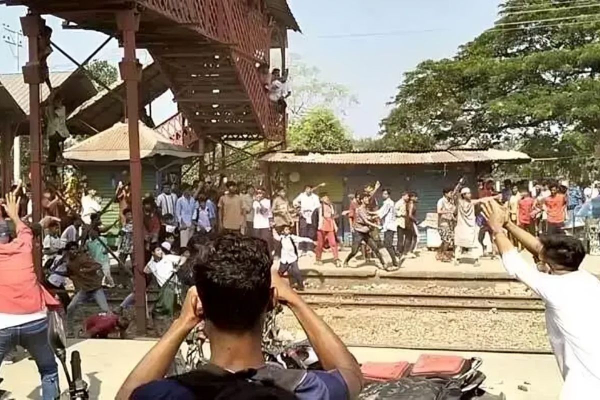 ভৈরবে ট্রেনে হামলার ঘটনায় ১৫০ জনকে আসামি করে মামলা, আটক ৩