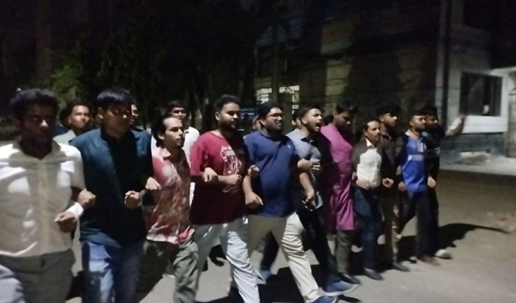 জবির ছাত্রীকে শ্লীলতাহানি, মধ্যরাতে শিক্ষার্থীদের বিক্ষোভ 4 মধ্যরাতে শিক্ষার্থীদের বিক্ষোভ 1761534960 জবির ছাত্রীকে শ্লীলতাহানি, মধ্যরাতে শিক্ষার্থীদের বিক্ষোভ