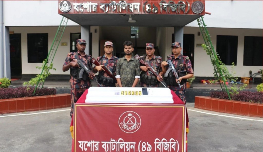 যশোরে সোয়া কোটি টাকার স্বর্ণসহ পাচারকারী আটক 4 মনিরুজ্জামান 4 1761907111 যশোরে সোয়া কোটি টাকার স্বর্ণসহ পাচারকারী আটক