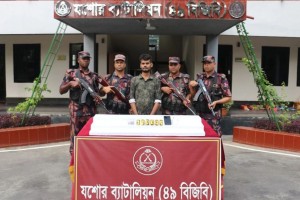 যশোরে সোয়া কোটি টাকার স্বর্ণসহ পাচারকারী আটক