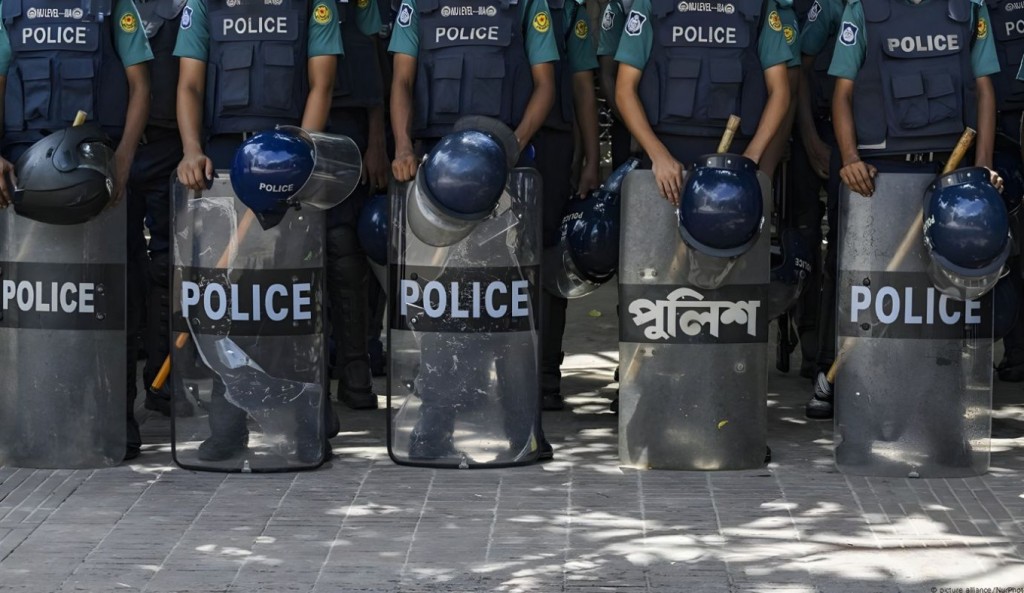 মব সন্ত্রাসের শিকার পুলিশ, আইনশৃঙ্খলা নিয়ে উদ্বেগ 4 মব সন্ত্রাসের শিকার পুলিশ আইনশৃঙ্খলা নিয়ে উদ্বেগ 1760150482 মব সন্ত্রাসের শিকার পুলিশ, আইনশৃঙ্খলা নিয়ে উদ্বেগ