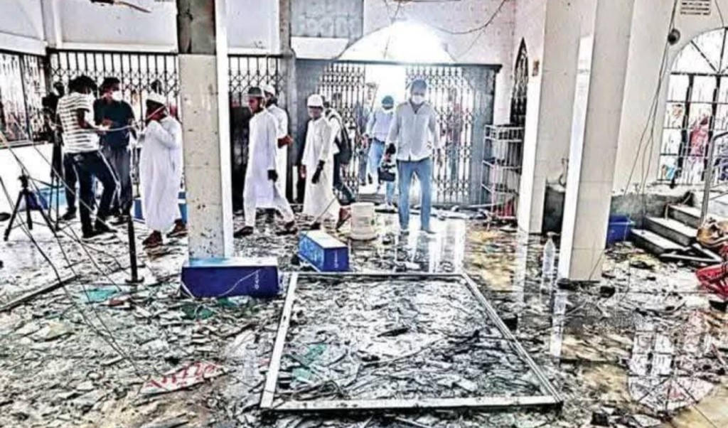 মসজিদে অবরুদ্ধ শিবির কর্মীদের নিরাপদে পৌঁছে দিলো যৌথবাহিনী 3 মসজিদে অবরুদ্ধ শিবির কর্মীদের নিরাপদে পৌঁছে দিলো যৌথবাহিনী 1760936868 মসজিদে অবরুদ্ধ শিবির কর্মীদের নিরাপদে পৌঁছে দিলো যৌথবাহিনী