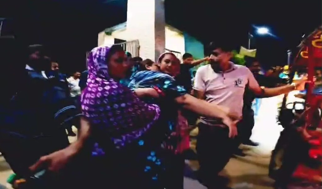 মহিলা দলের দুপক্ষের মধ্যে সংঘর্ষ, আহত ৬ 4 মহিলা দলের দুপক্ষের মধ্যে সংঘর্ষ আহত ৬ 1760874699 মহিলা দলের দুপক্ষের মধ্যে সংঘর্ষ, আহত ৬