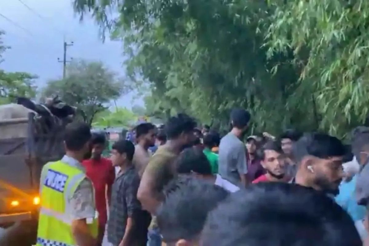 মাইক্রোবাস-মোটরসাইকেল মুখোমুখি সংঘর্ষে প্রাণ গেল ২ জনের
