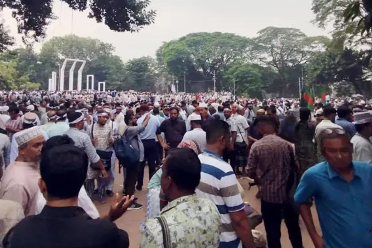 শহীদ মিনারে সারাদেশের শিক্ষকরা, কিছুক্ষণের মধ্যেই শুরু হবে ‘মার্চ টু যমুনা’