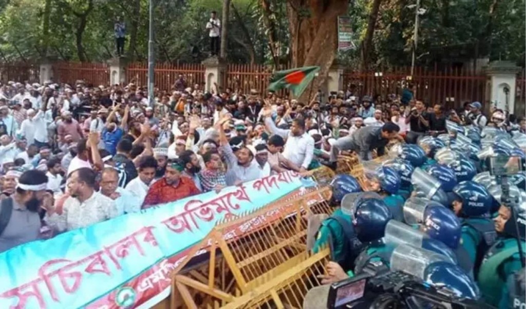 শিক্ষকদের 'মার্চ টু সচিবালয়' কর্মসূচিতে পুলিশের বাধা 4 মার্চ টু সচিবালয় শুরুর পরপরই বাধা শিক্ষক পুলিশ মুখোমুখি 1760442521 শিক্ষকদের 'মার্চ টু সচিবালয়' কর্মসূচিতে পুলিশের বাধা
