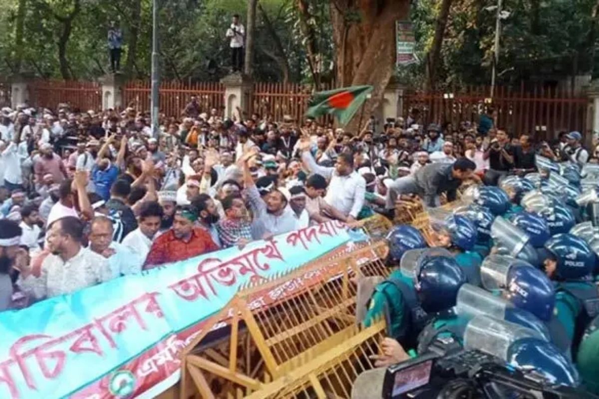 শিক্ষকদের ‘মার্চ টু সচিবালয়’ কর্মসূচিতে পুলিশের বাধা