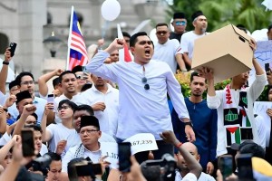 মালয়েশিয়ায় ট্রাম্পের সফর বাতিলের দাবিতে বিক্ষোভ শিক্ষার্থীদের