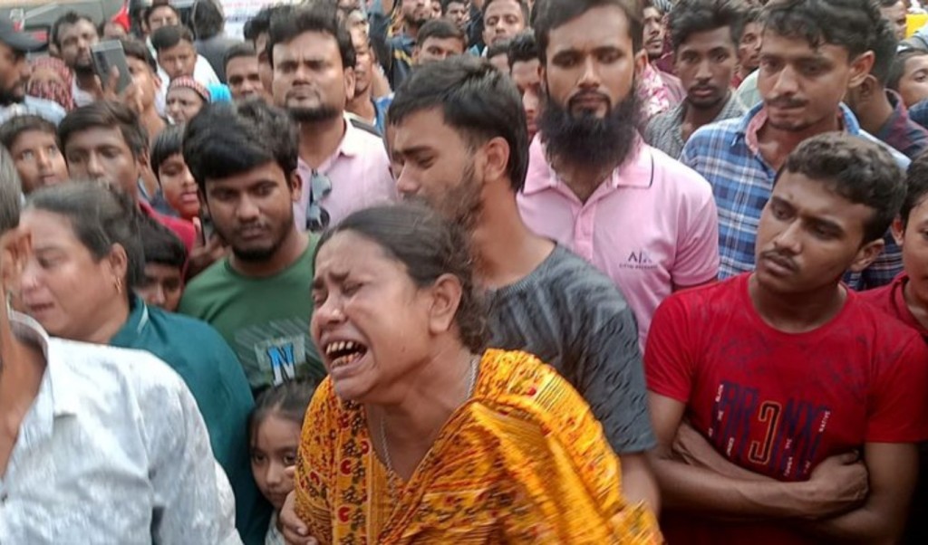 মিরপুরে আগুনে এখনো বহু নিখোঁজ, স্বজনদের আহাজারি 3 মিরপুরে আগুনে এখনো বহু নিখোঁজ স্বজনদের আহাজারি 1760447563 মিরপুরে আগুনে এখনো বহু নিখোঁজ, স্বজনদের আহাজারি