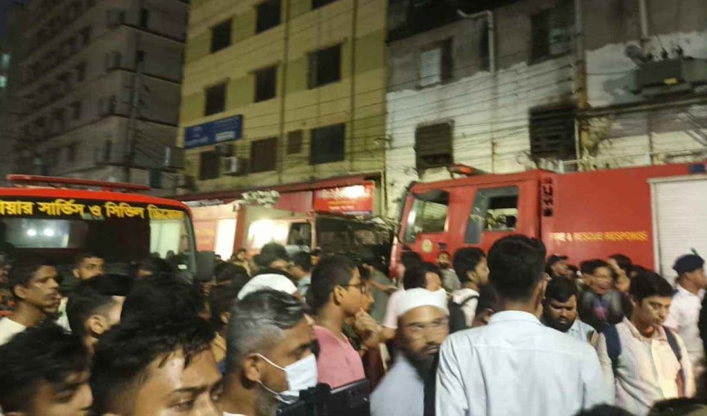 মিরপুরে কেমিক্যাল গোডাউনে আগুনে নিহতের সংখ্যা বেড়ে ১৬ 4 মিরপুরে কেমিক্যাল গোডাউনে আগুনে নিহতের সংখ্যা বেড়ে ১৬ 1 1760448198 মিরপুরে কেমিক্যাল গোডাউনে আগুনে নিহতের সংখ্যা বেড়ে ১৬
