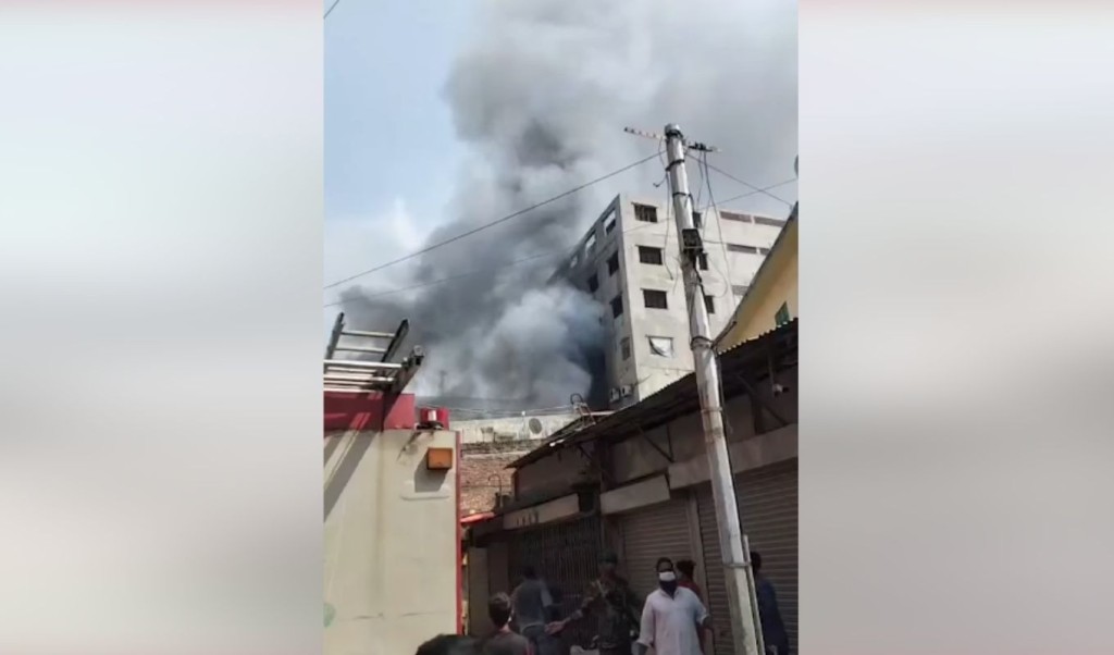 মিরপুরে পোশাক কারখানায় ভয়াবহ আগুন, নিয়ন্ত্রণে ৫ ইউনিট 3 মিরপুরে পোশাক কারখানায় ভয়াবহ আগুন নিয়ন্ত্রণে ৫ ইউনিট 1760425802 মিরপুরে পোশাক কারখানায় ভয়াবহ আগুন, নিয়ন্ত্রণে ৫ ইউনিট