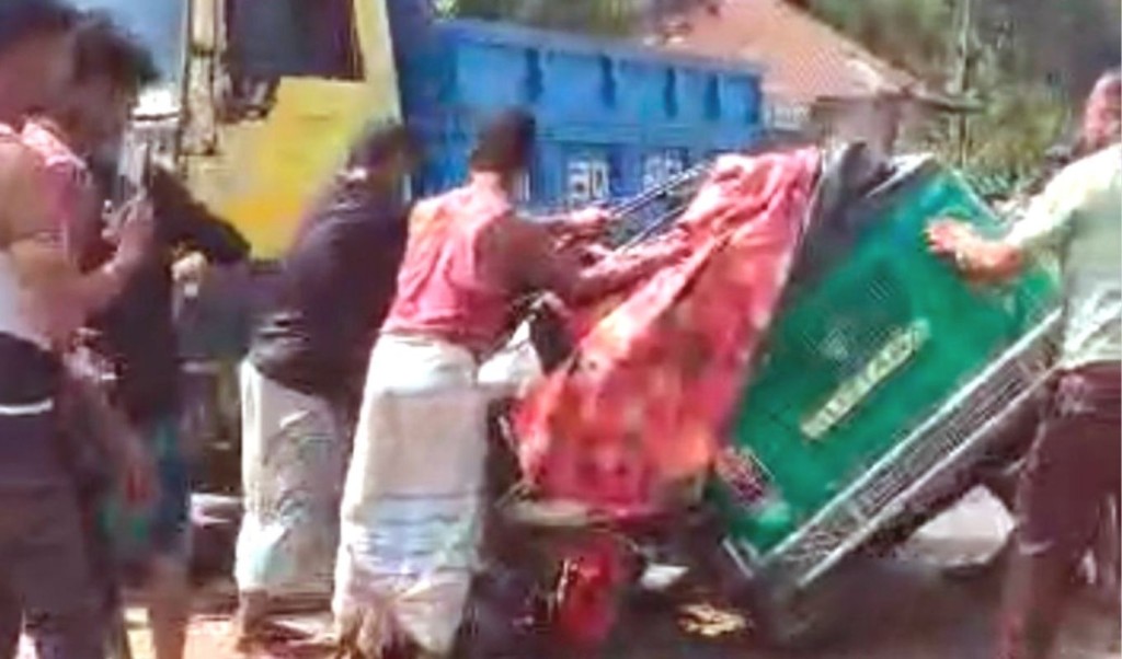 মিরসরাইয়ে পিকআপ ভ্যানের ধাক্কায় মা-ছেলের মৃত্যু 4 মিরসরাইয়ে পিকআপ ভ্যানের ধাক্কায় মা ছেলের মৃত্যু 1761491358 মিরসরাইয়ে পিকআপ ভ্যানের ধাক্কায় মা-ছেলের মৃত্যু