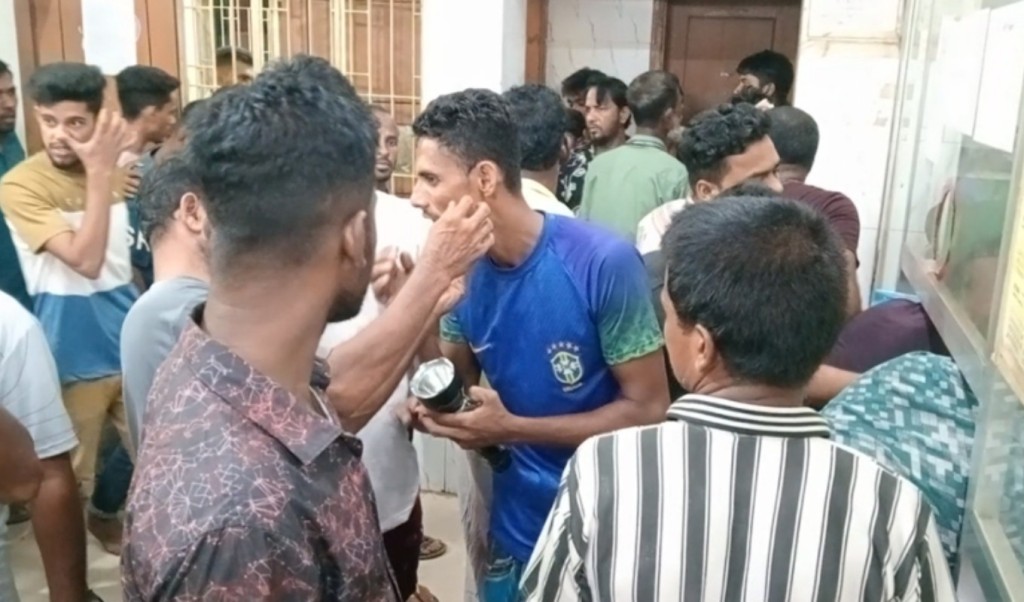 মিষ্টির ওজন কম দেয়ায় টর্চ লাইট জ্বালিয়ে সংঘর্ষ, আহত ৫০ 3 মিষ্টির ওজন কম দেয়ায় টর্চ লাইট জ্বালিয়ে সংঘর্ষ আহত ৫০ 1760881760 মিষ্টির ওজন কম দেয়ায় টর্চ লাইট জ্বালিয়ে সংঘর্ষ, আহত ৫০