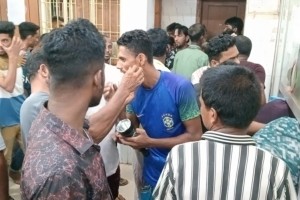 মিষ্টির ওজন কম দেয়ায় টর্চ লাইট জ্বালিয়ে সংঘর্ষ, আহত ৫০